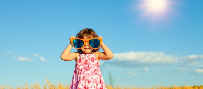 Mädchen mit übergroßer Sonnenbrille