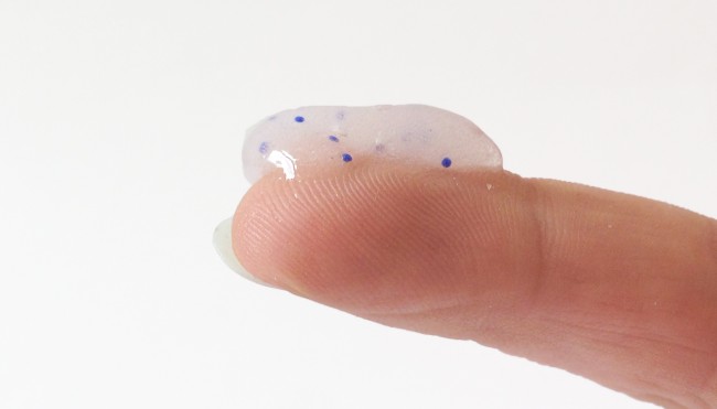 Mikroplastik auf Finger